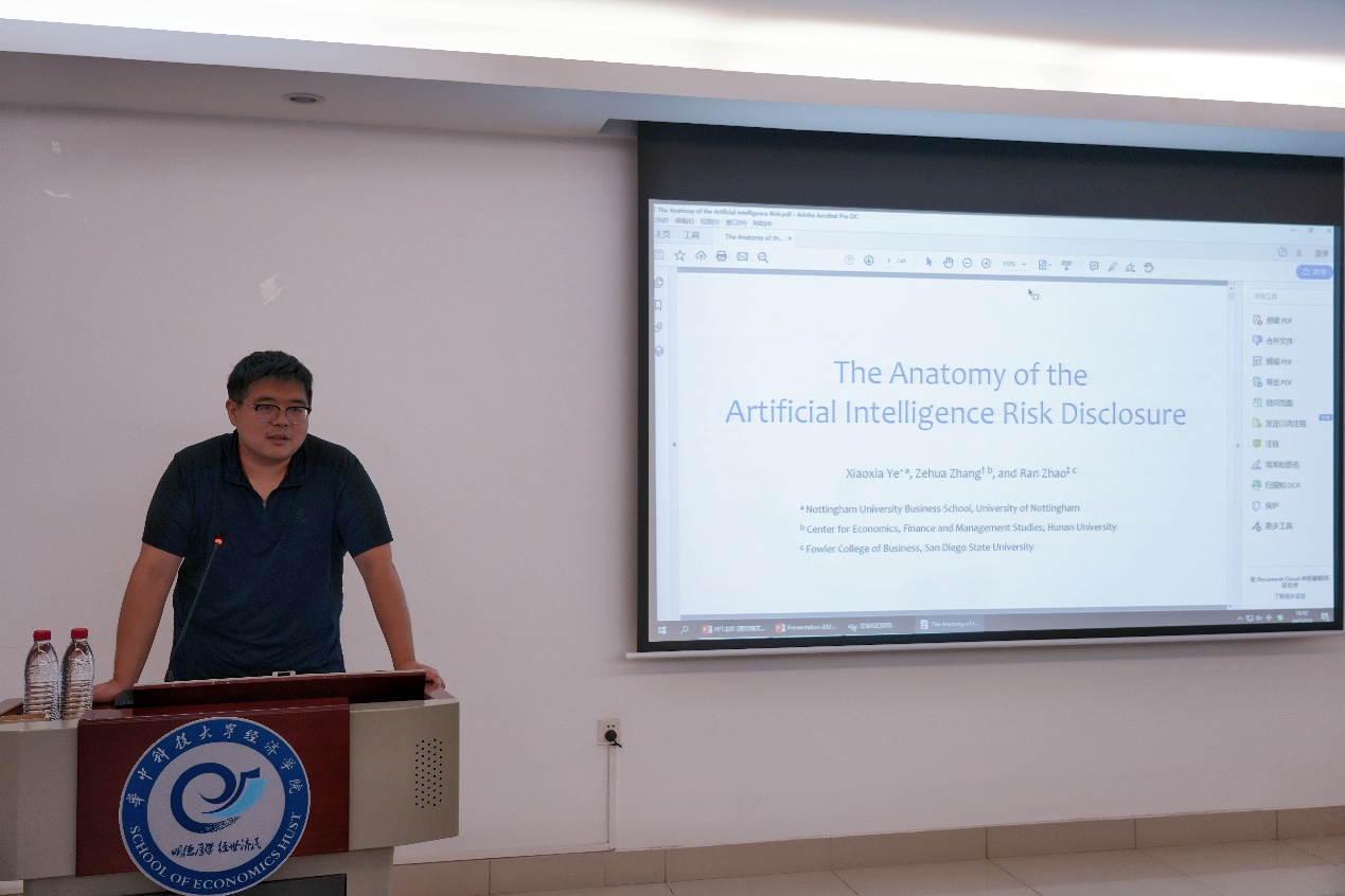 建筑上挂着男人的照片上写着字AI 生成的内容可能不正确。