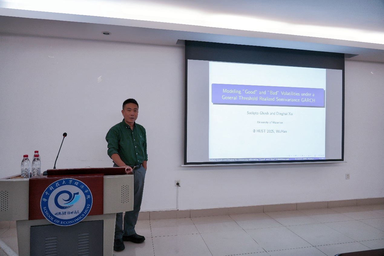 图片包含 室内, 建筑, 天花板, 男人AI 生成的内容可能不正确。