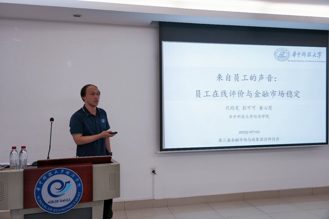 男人站在电视前AI 生成的内容可能不正确。