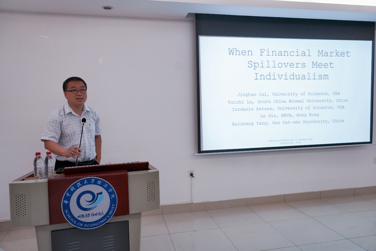 男人的照片上写着字AI 生成的内容可能不正确。